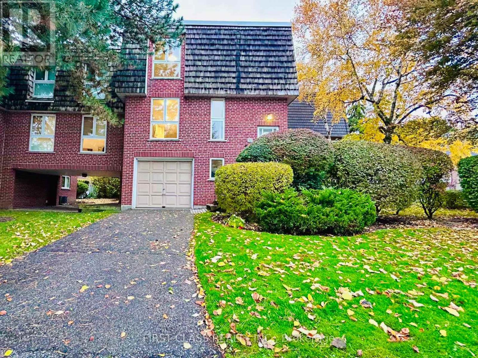 32 Scenic Mill Way, Toronto (St. Andrew-Windfields), Ontario  M2L 1S5 - Photo 2 - C12498406