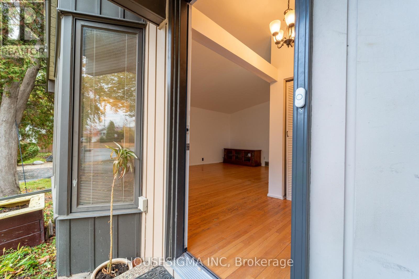 2335 Harding Road, Ottawa, Ontario  K1G 3B7 - Photo 2 - X12498416