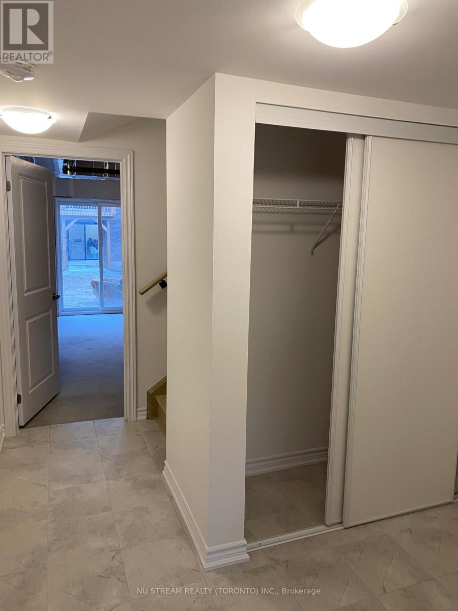 19 Pumpkin Corner Crescent, Barrie, Ontario  L9J 0C2 - Photo 3 - S12498420