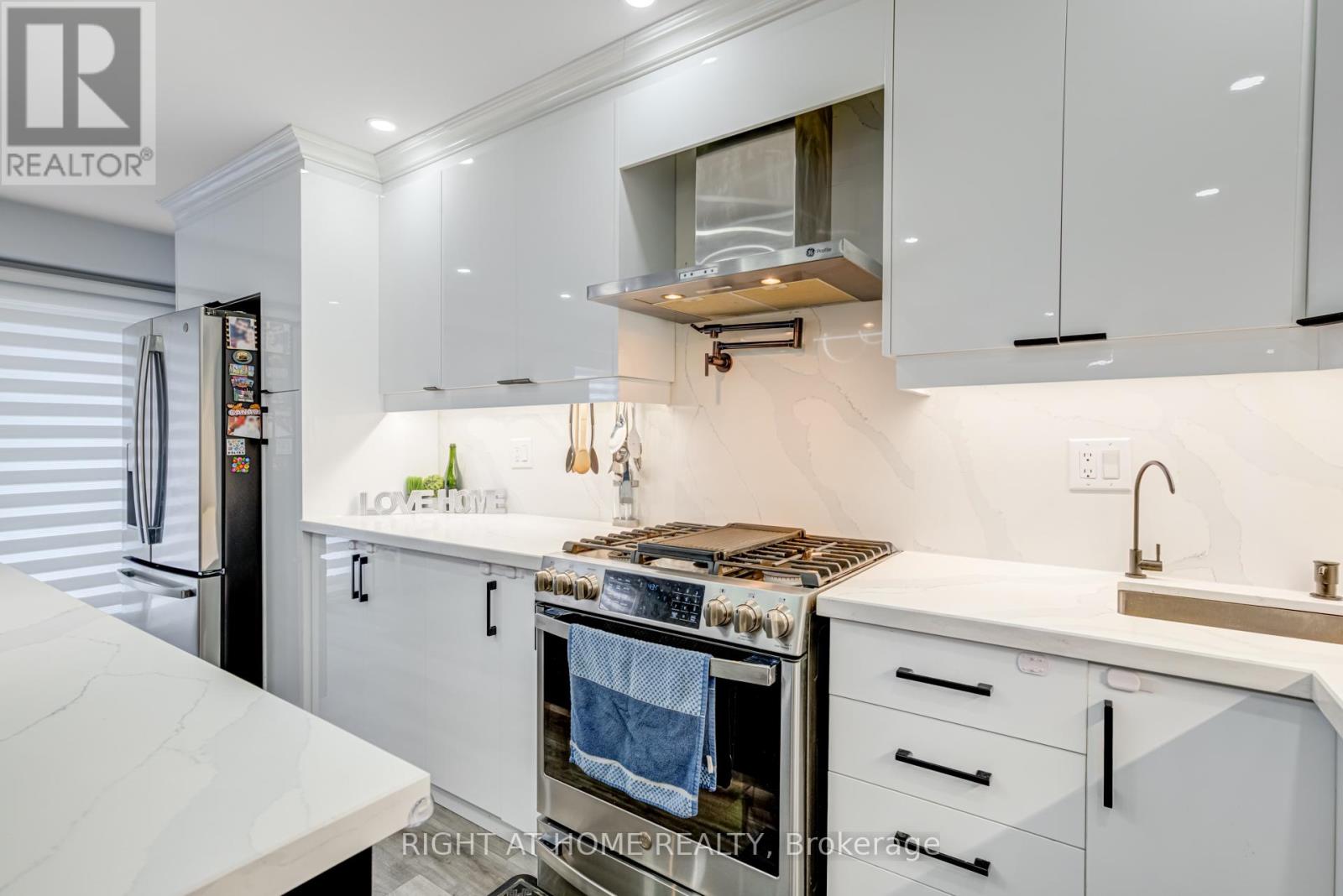 3 Forestgrove Circle, Brampton, Ontario  L6Z 4T2 - Photo 8 - W12498442