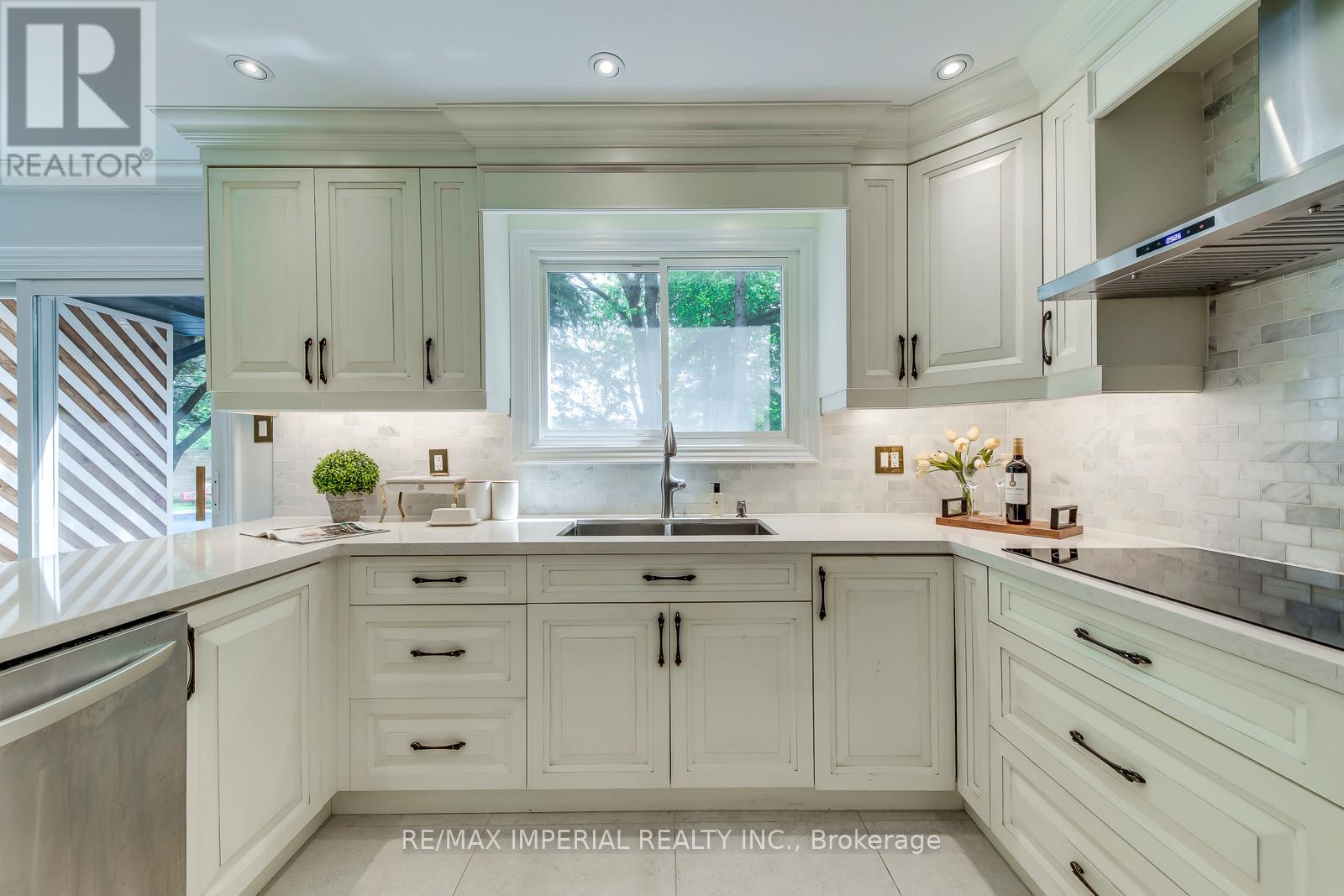 8 Medalist Road, Toronto (St. Andrew-Windfields), Ontario  M2P 1Y3 - Photo 18 - C12498530