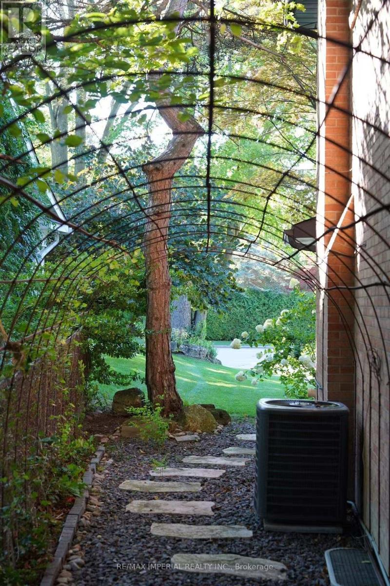 8 Medalist Road, Toronto (St. Andrew-Windfields), Ontario  M2P 1Y3 - Photo 50 - C12498530