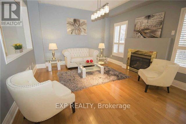 3 Trish Drive, Richmond Hill, Ontario  L4E 5C5 - Photo 5 - N12498508