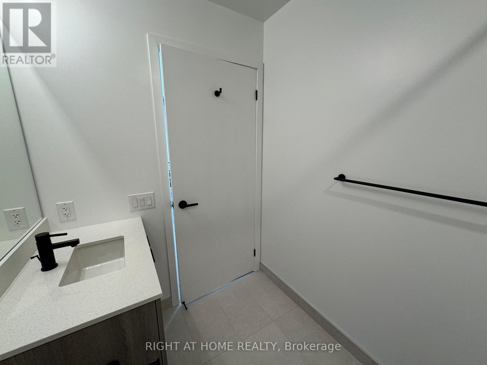 1906 - 2495 Eglinton Avenue W, Mississauga, Ontario  L5M 2T2 - Photo 17 - W12498534