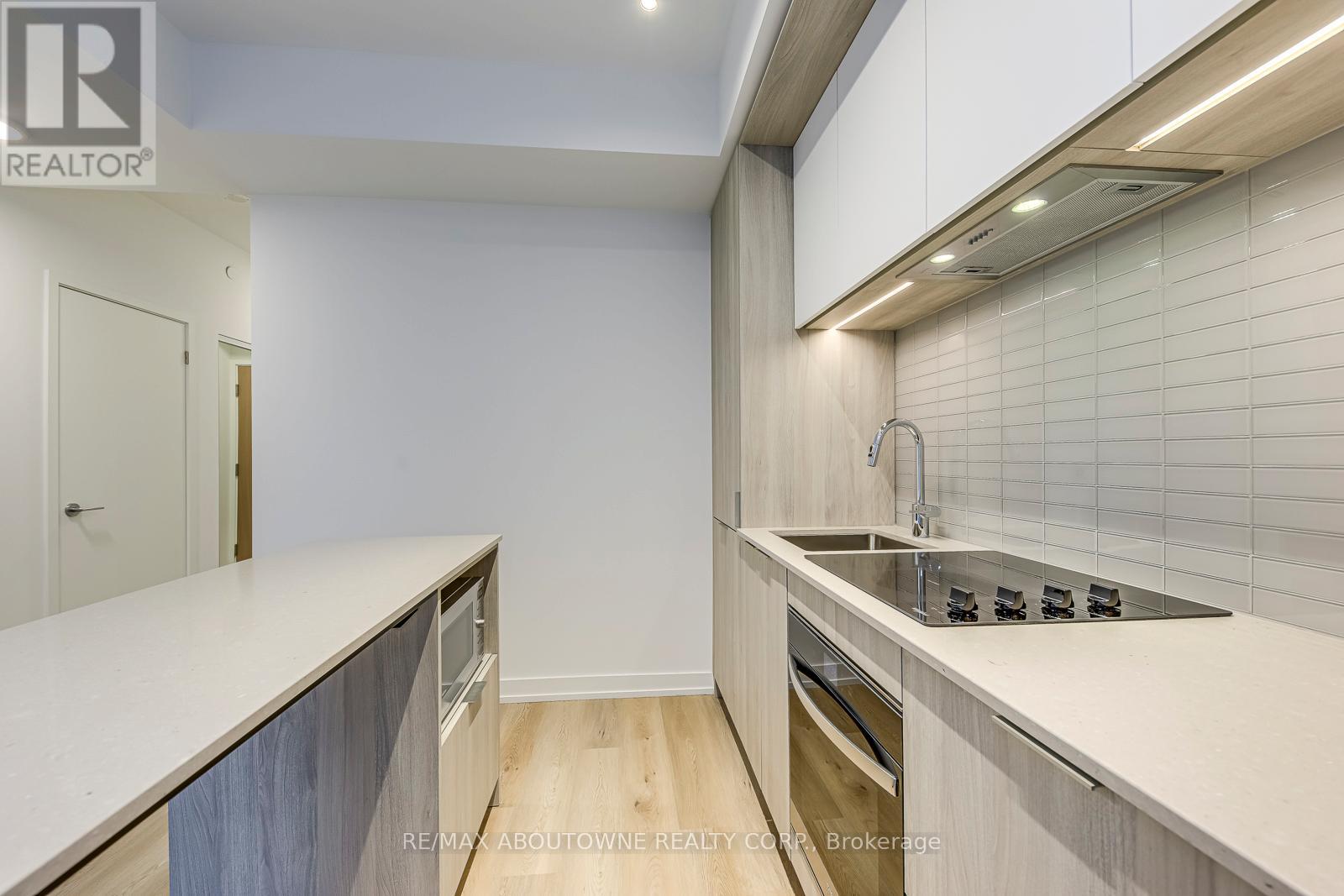 1106 - 395 Square One Drive, Mississauga, Ontario  L5B 0P6 - Photo 13 - W12495584