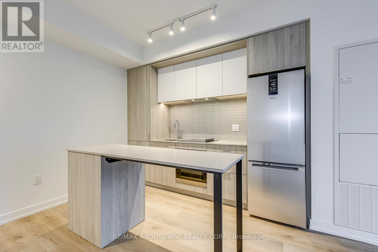 1106 - 395 Square One Drive, Mississauga, Ontario  L5B 0P6 - Photo 10 - W12495584