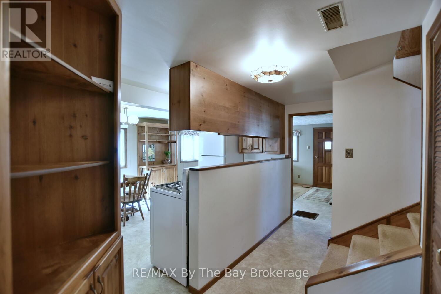 15 Sylvan Avenue, Wasaga Beach, Ontario  L9Z 1T3 - Photo 9 - S12498628