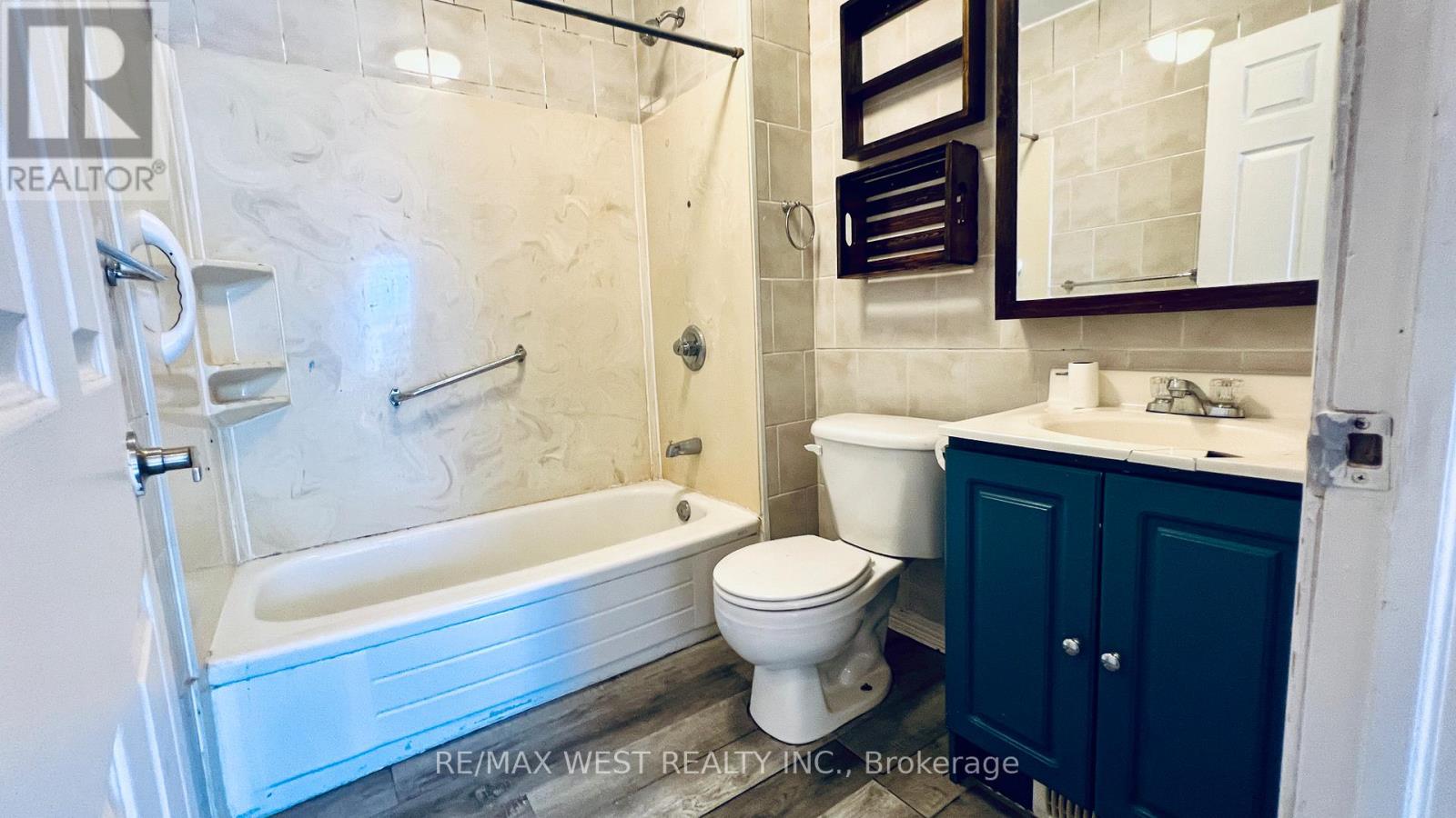 400 Brock Street S, Sarnia, Ontario  N7T 2X2 - Photo 9 - X12449560