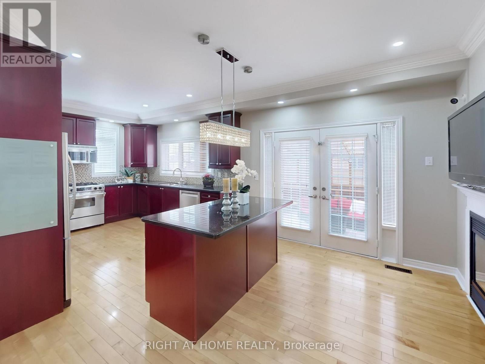 3585 Stonecutter Crescent, Mississauga, Ontario  L5M 7N7 - Photo 6 - W12498638