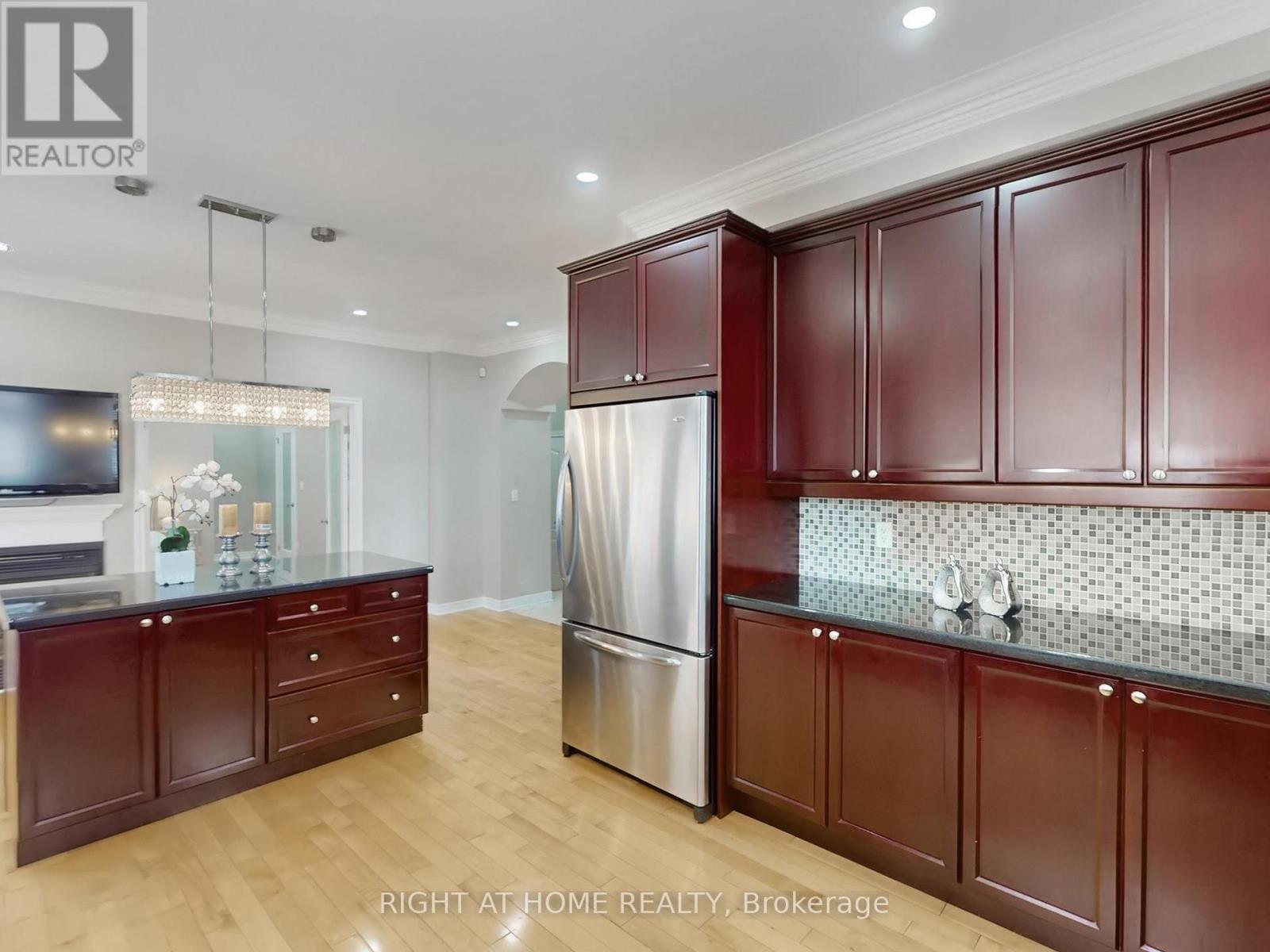 3585 Stonecutter Crescent, Mississauga, Ontario  L5M 7N7 - Photo 8 - W12498638