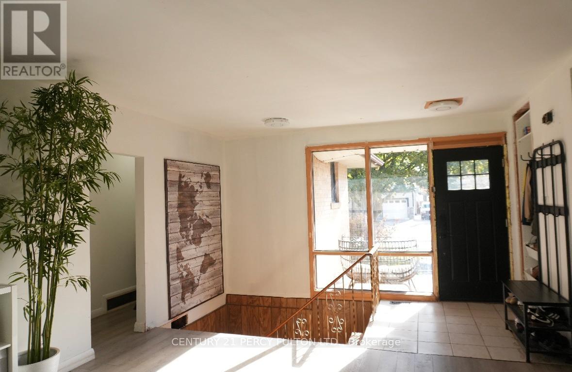 48 Campbell Drive, Brampton (Northwood Park), Ontario  L6X 2H7 - Photo 5 - W12438924