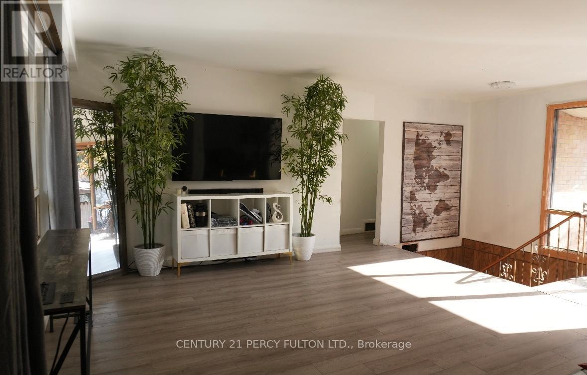 48 Campbell Drive, Brampton (Northwood Park), Ontario  L6X 2H7 - Photo 7 - W12438924