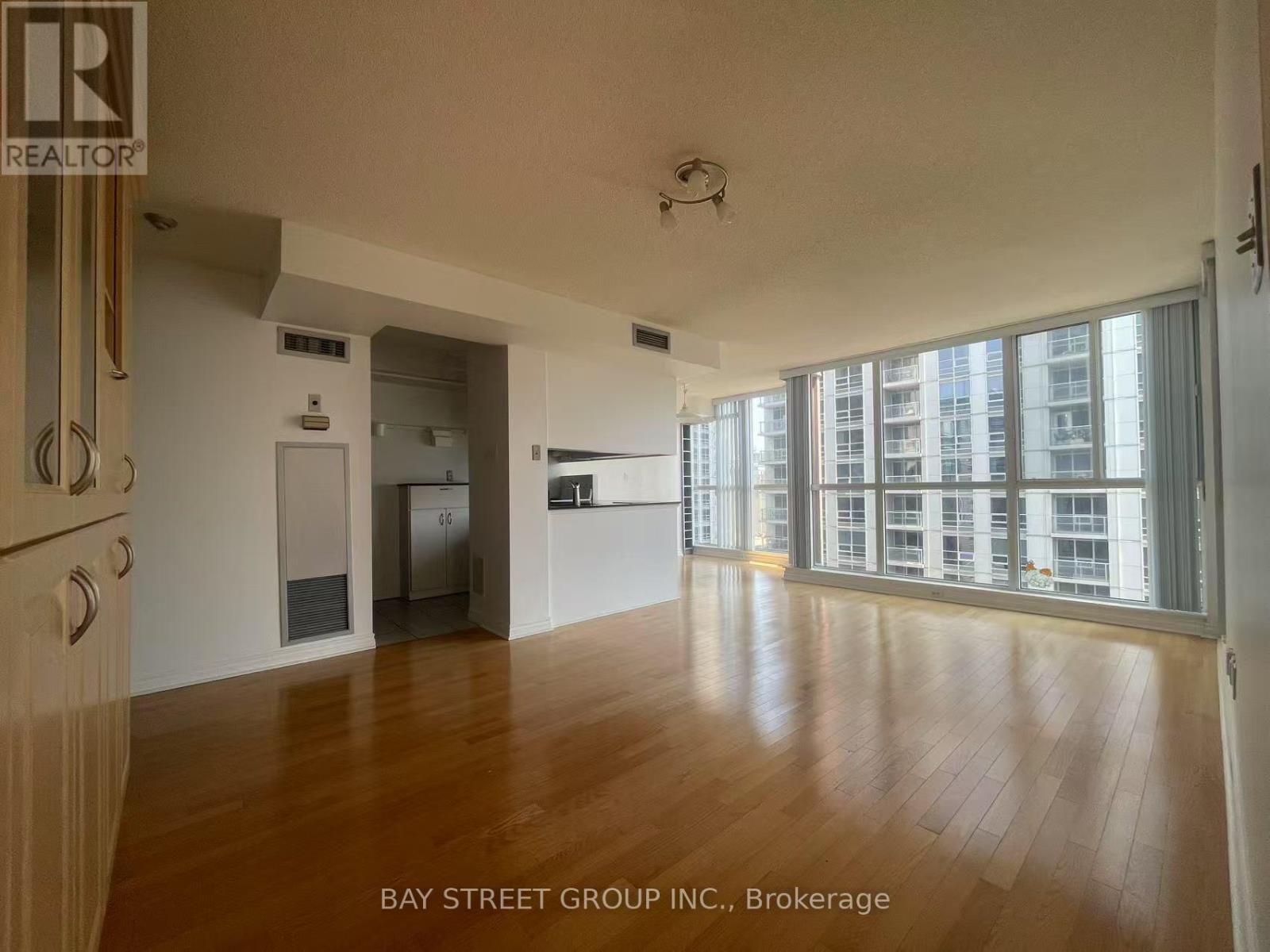 1910 - 736 Bay Street, Toronto, Ontario  M5G 2M4 - Photo 3 - C12498686