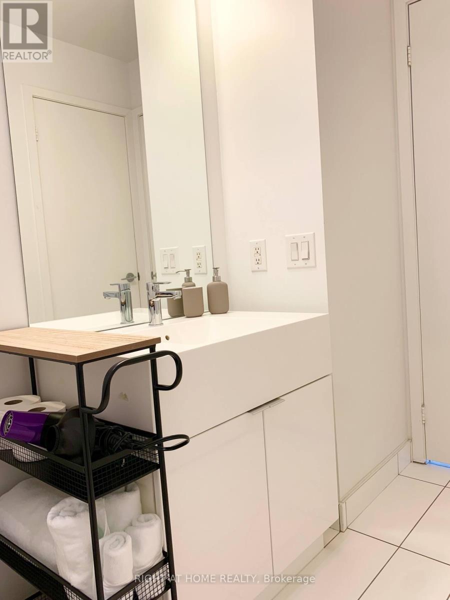 3303 - 15 Iceboat Terrace, Toronto, Ontario  M5V 4A5 - Photo 10 - C12498710