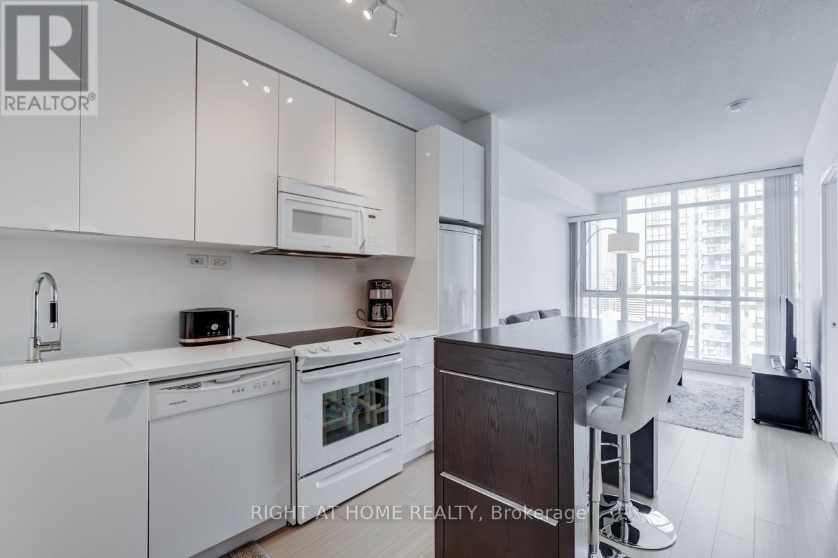 3303 - 15 Iceboat Terrace, Toronto, Ontario  M5V 4A5 - Photo 3 - C12498710