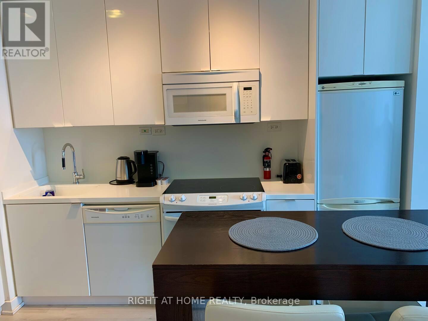 3303 - 15 Iceboat Terrace, Toronto, Ontario  M5V 4A5 - Photo 4 - C12498710