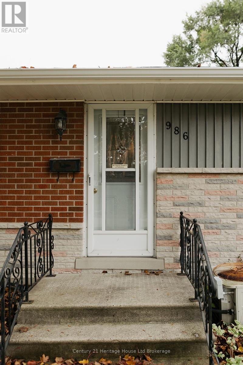 986 Braeside Street, Woodstock (Woodstock - North), Ontario  N4S 4T4 - Photo 3 - X12498878