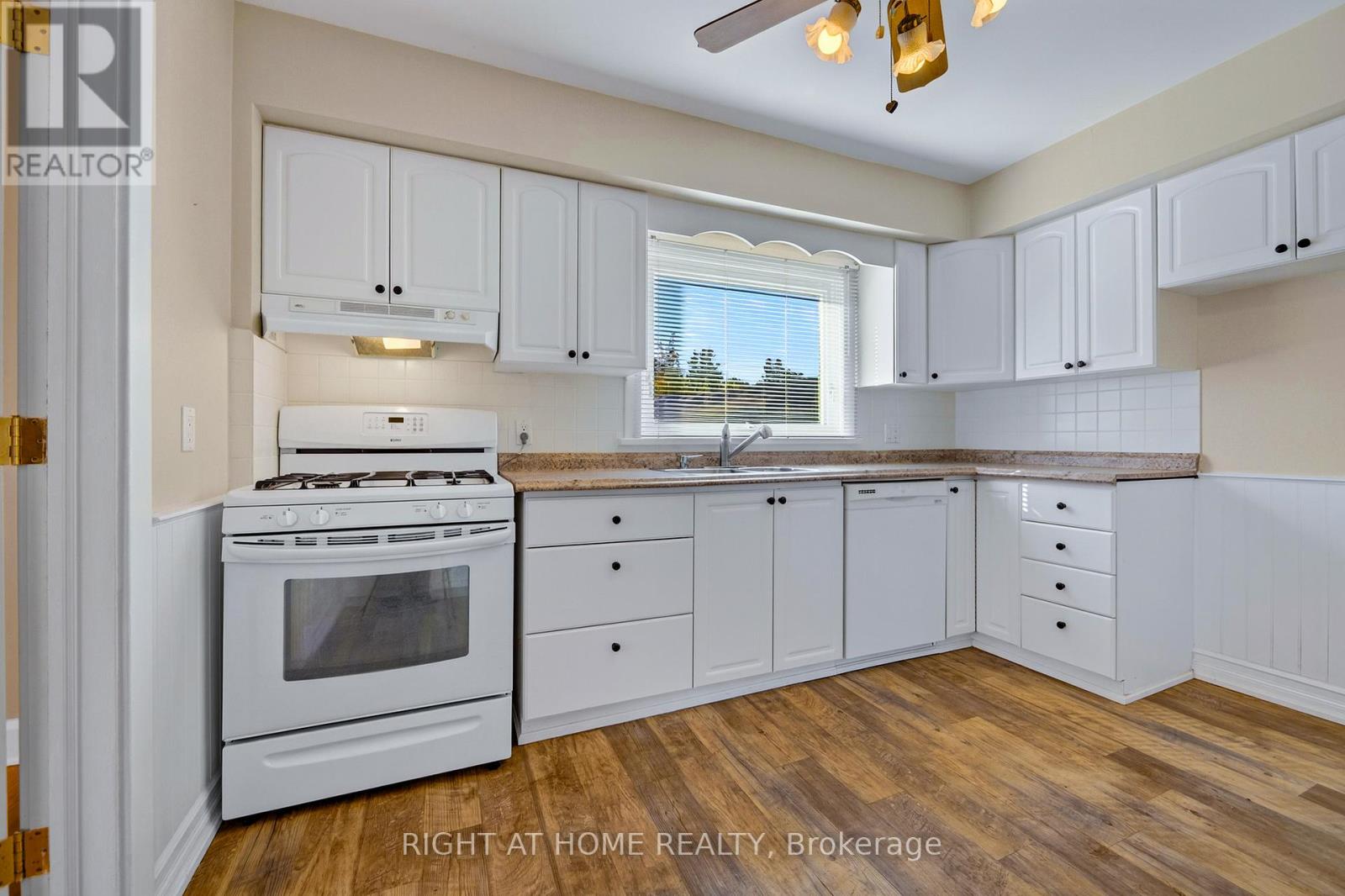 44 Newton Street, Barrie, Ontario  L4M 3N5 - Photo 12 - S12498702