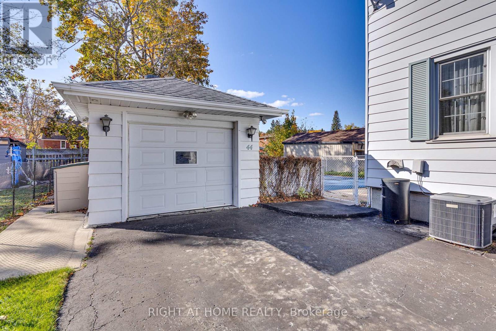 44 Newton Street, Barrie, Ontario  L4M 3N5 - Photo 3 - S12498702