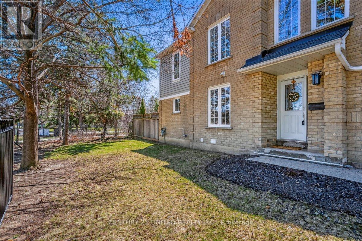 58 - 58 Heathcliffe Square, Brampton (Central Park), Ontario  L6S 5R5 - Photo 3 - W12498824