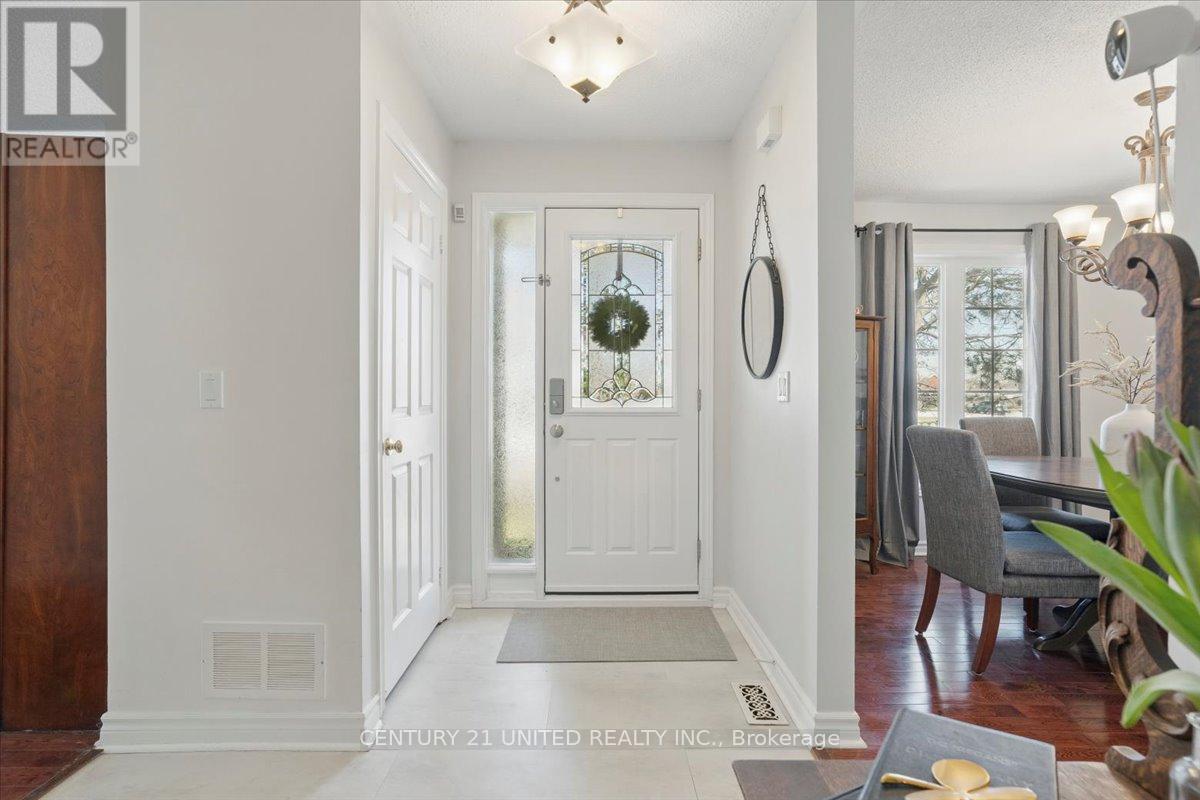 58 - 58 Heathcliffe Square, Brampton (Central Park), Ontario  L6S 5R5 - Photo 4 - W12498824