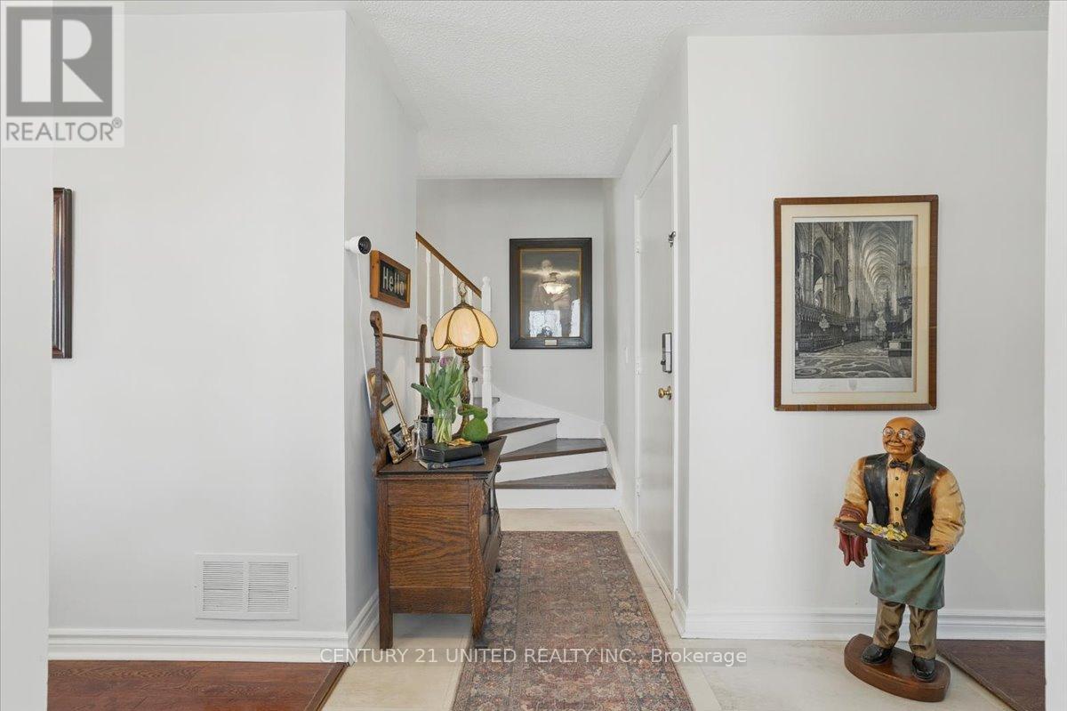 58 - 58 Heathcliffe Square, Brampton (Central Park), Ontario  L6S 5R5 - Photo 6 - W12498824