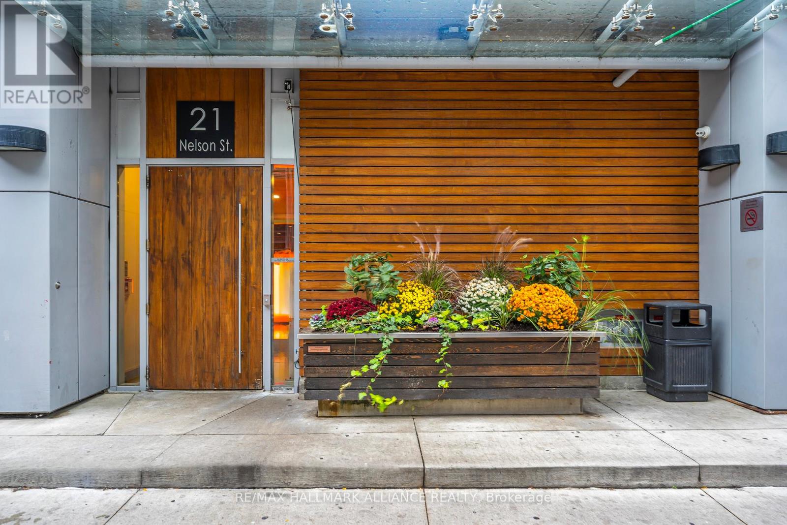 1015 - 21 Nelson Street, Toronto, Ontario  M5V 3H9 - Photo 2 - C12494956