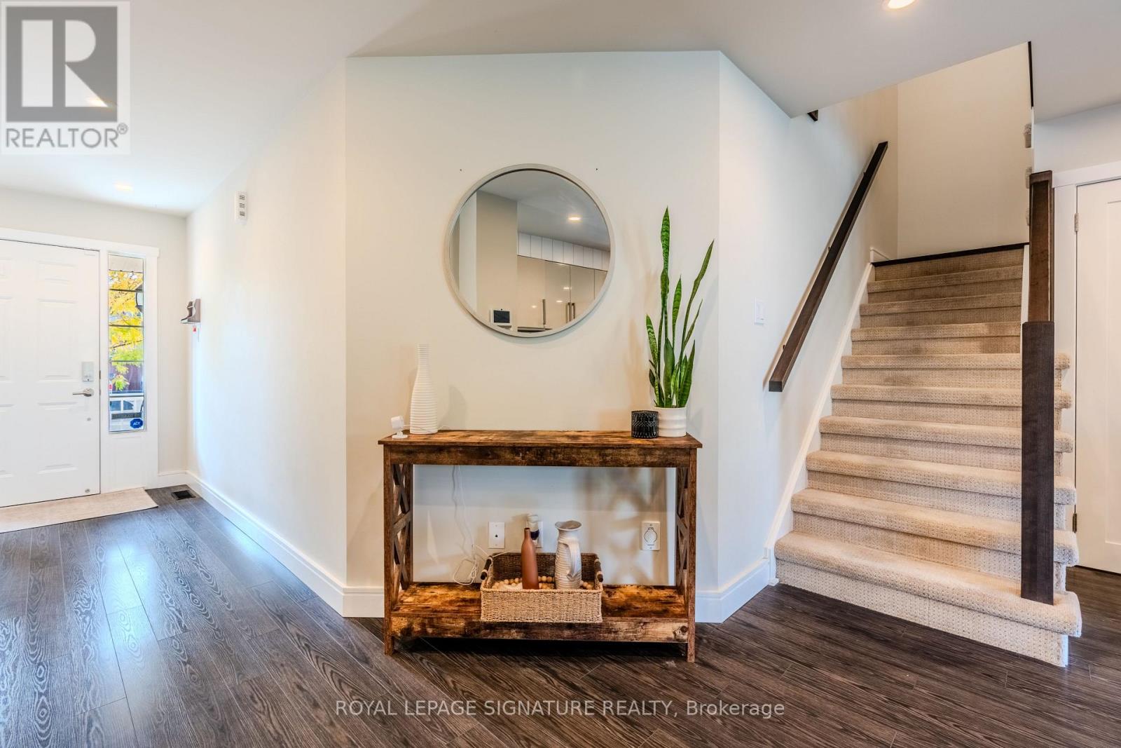 109 Maplewood Drive, Essa, Ontario  L3W 0B7 - Photo 4 - N12498784