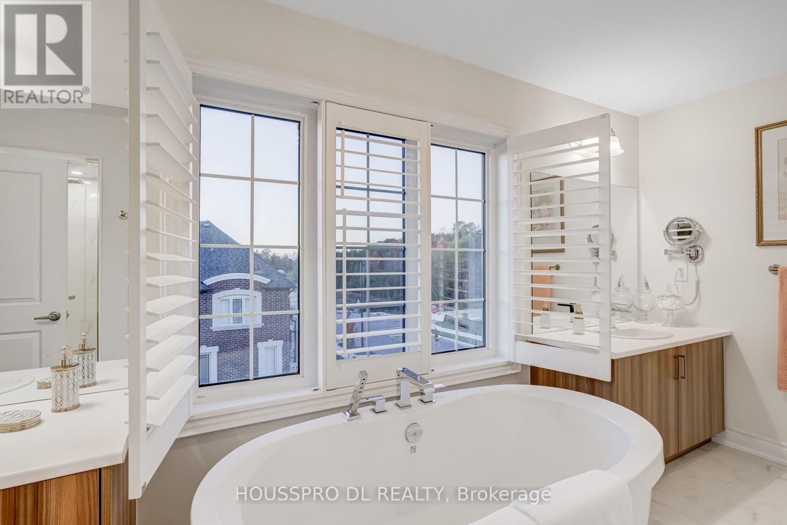 136 Carriage Shop Bend, East Gwillimbury, Ontario  L9N 0Y3 - Photo 38 - N12498858