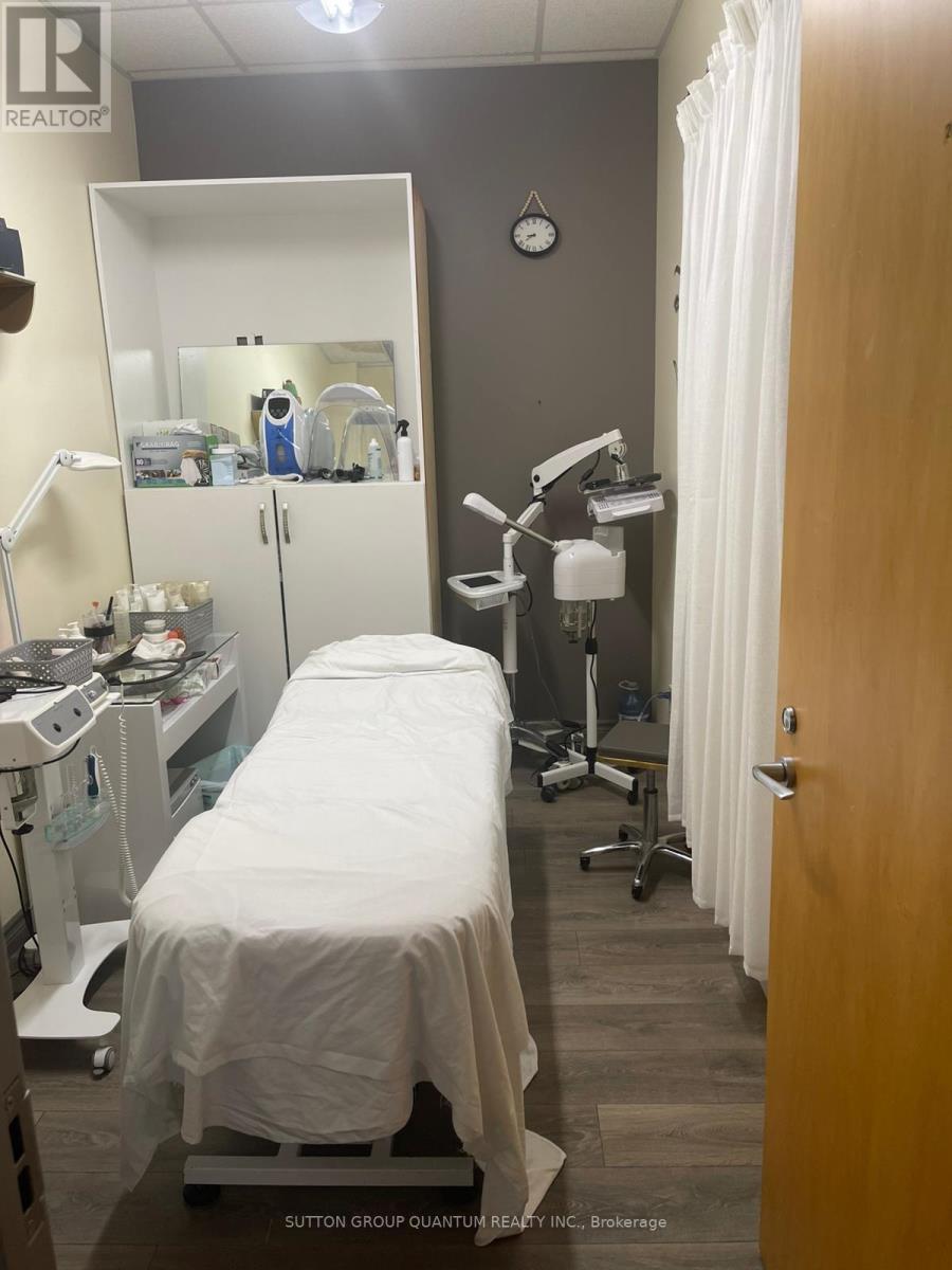 Unit 10 - 1 Queensgate Boulevard, Caledon, Ontario  L7E 2X9 - Photo 5 - W12498742