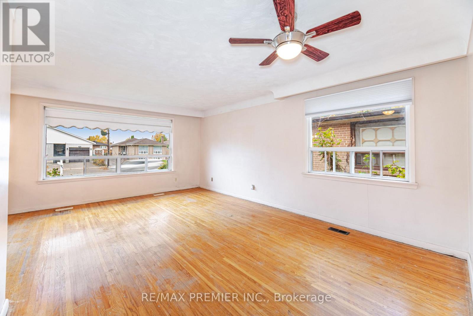 52 Alhart Drive, Toronto, Ontario  M9V 2N3 - Photo 14 - W12498822