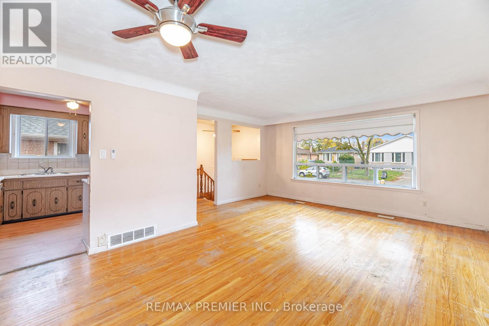 52 Alhart Drive, Toronto, Ontario  M9V 2N3 - Photo 15 - W12498822