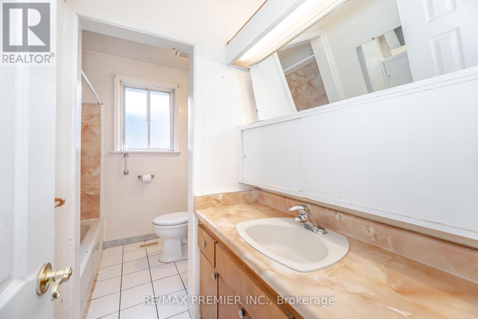 52 Alhart Drive, Toronto, Ontario  M9V 2N3 - Photo 29 - W12498822