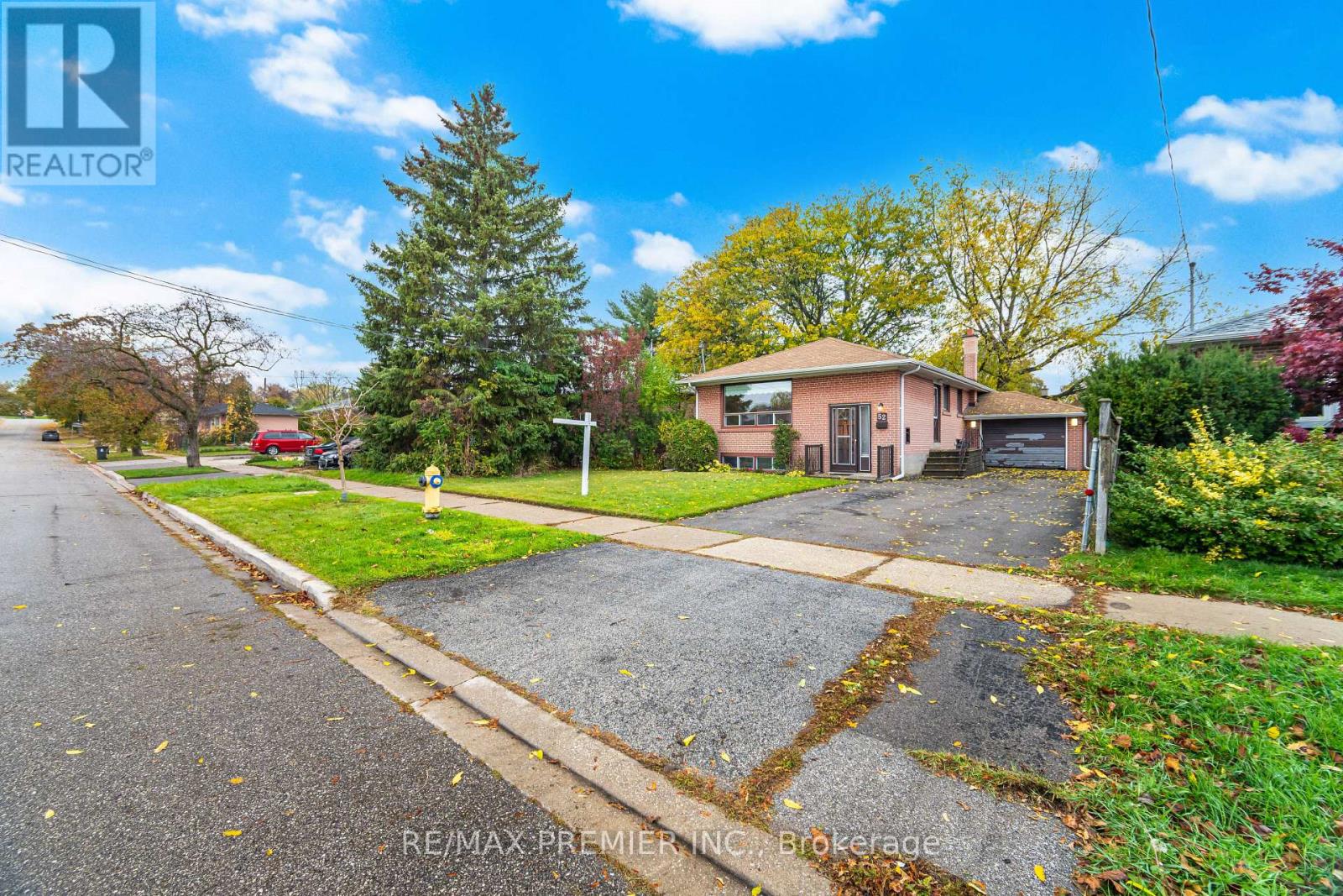 52 Alhart Drive, Toronto, Ontario  M9V 2N3 - Photo 4 - W12498822