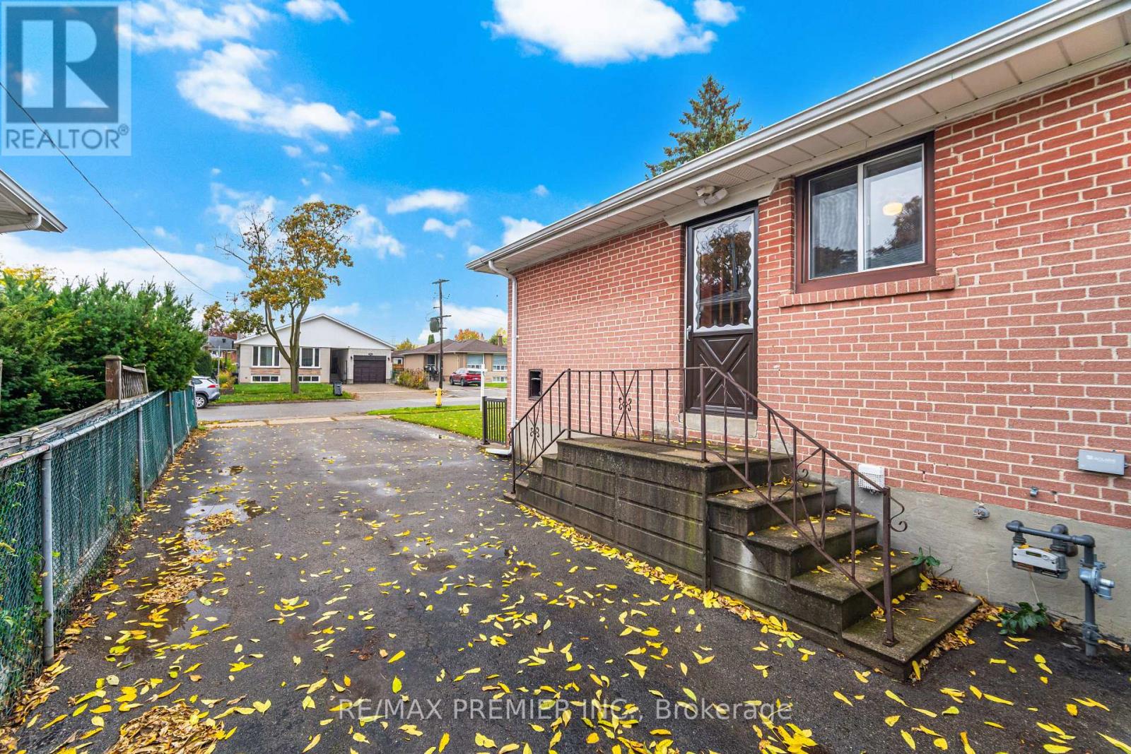 52 Alhart Drive, Toronto, Ontario  M9V 2N3 - Photo 6 - W12498822