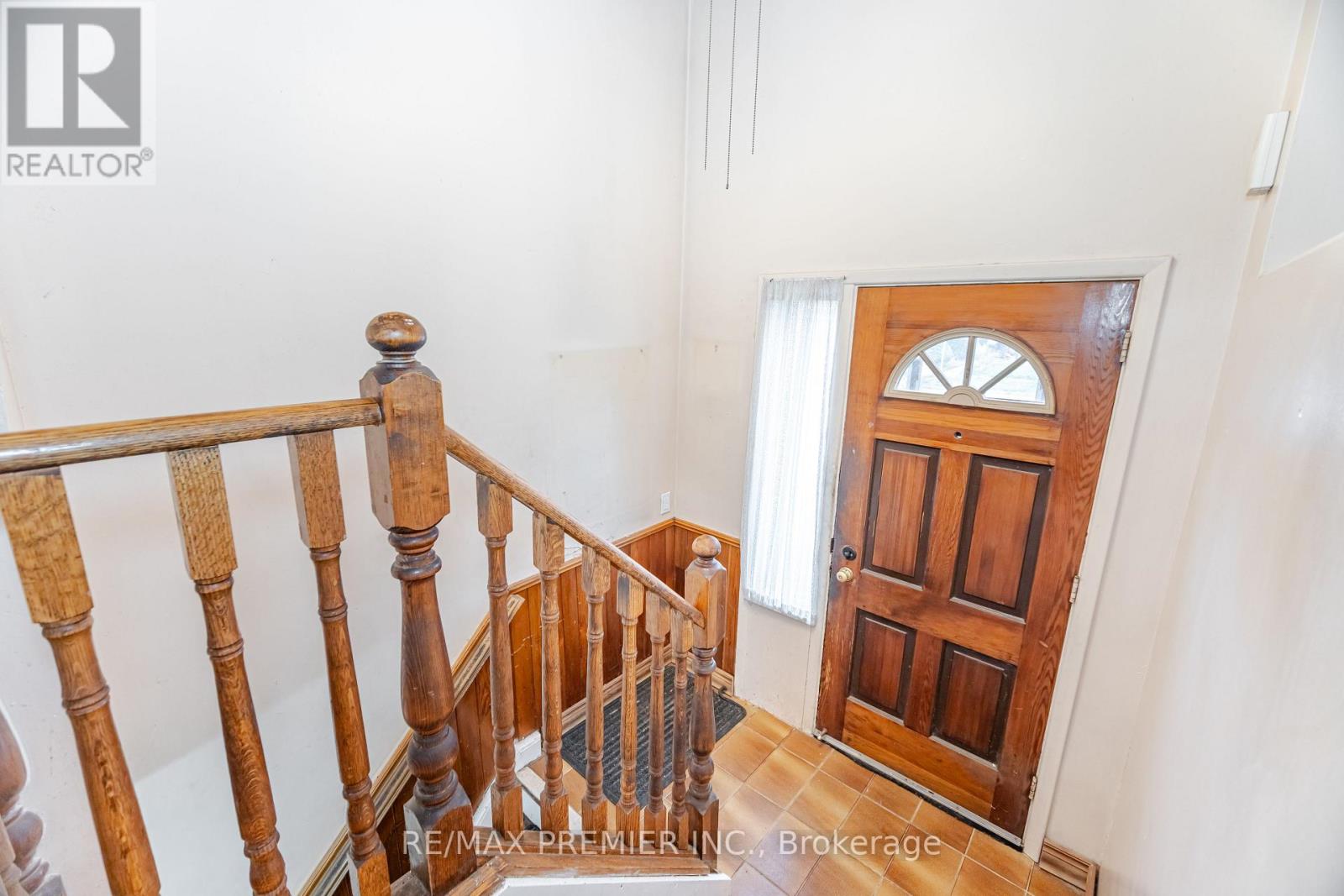 52 Alhart Drive, Toronto, Ontario  M9V 2N3 - Photo 8 - W12498822