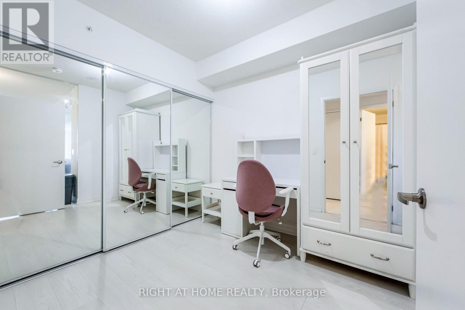 911 - 10 Gibbs Road, Toronto, Ontario  M9B 0E2 - Photo 4 - W12498834