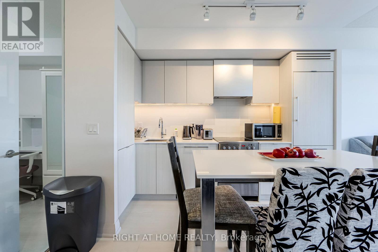 911 - 10 Gibbs Road, Toronto, Ontario  M9B 0E2 - Photo 7 - W12498834