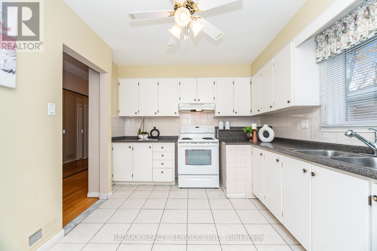 41 Kimbark Drive, Brampton (Northwood Park), Ontario  L6X 2A3 - Photo 25 - W12498844