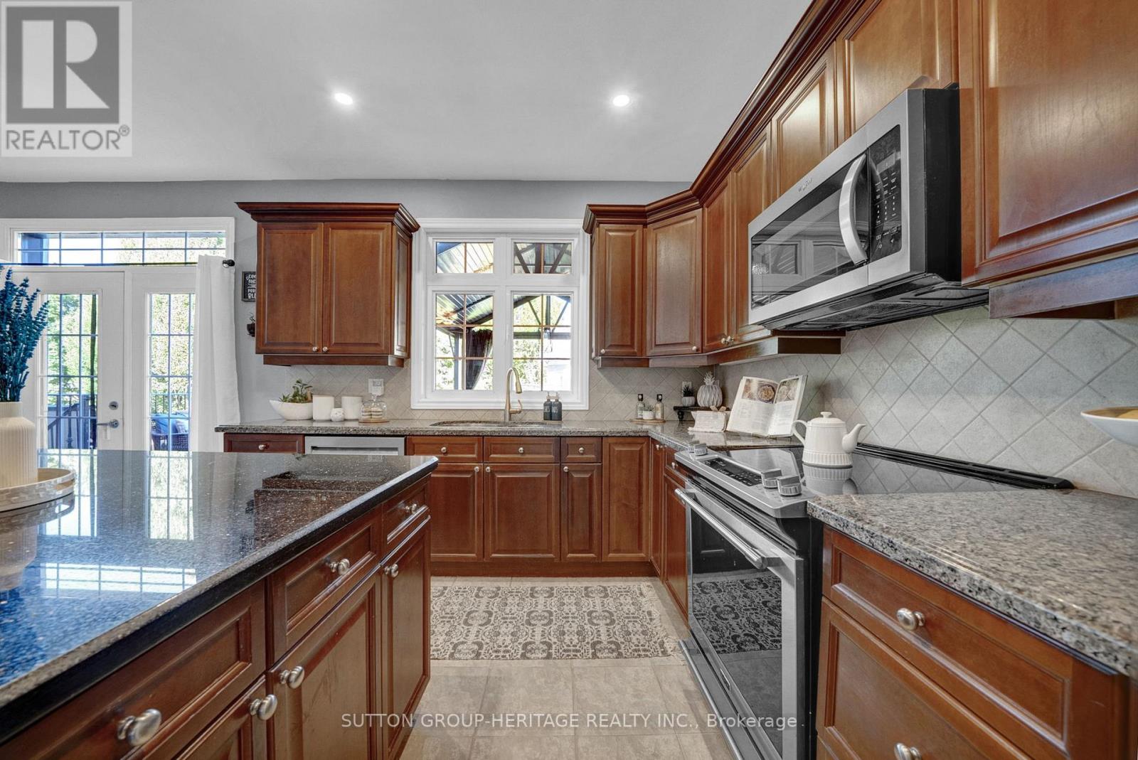 102 KENNETT DRIVE, Whitby, Ontario