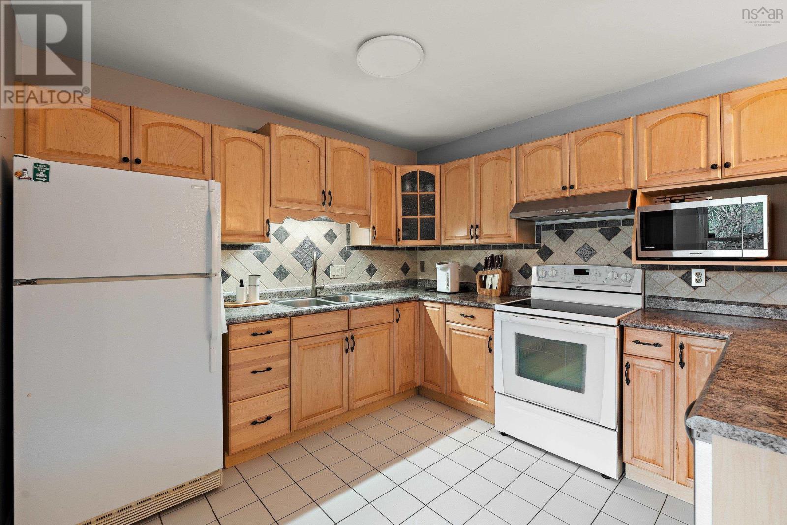 18 Bryden Avenue, Halifax, Nova Scotia  B3P 1H2 - Photo 7 - 202524112