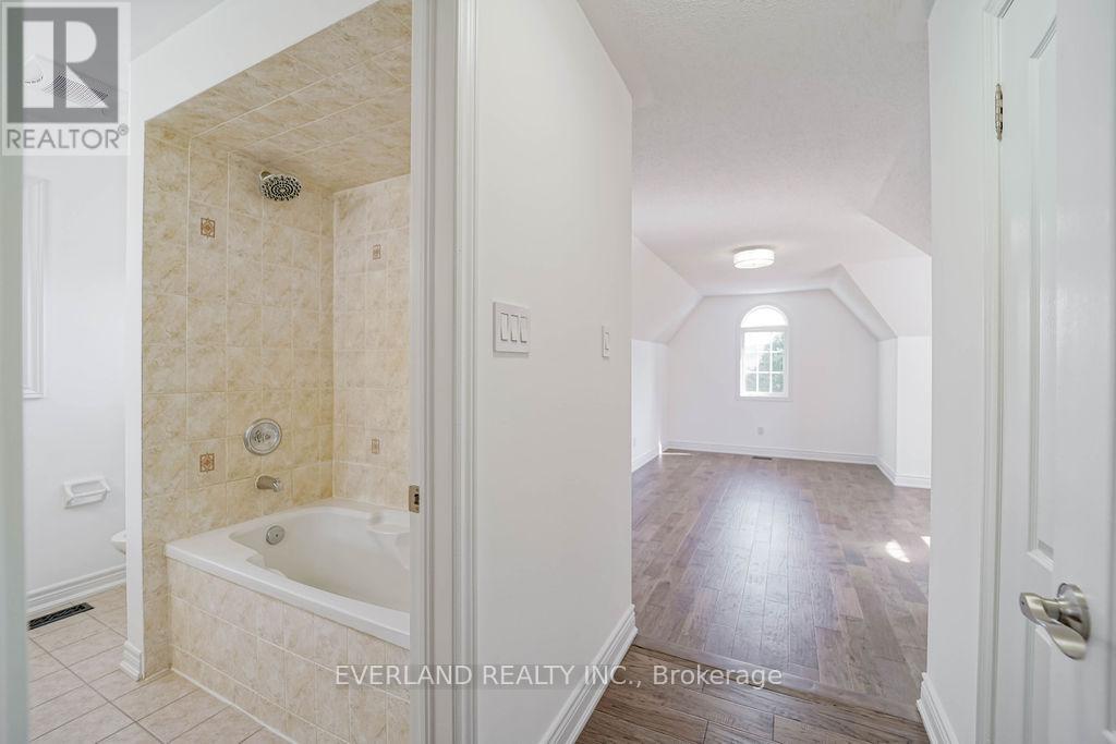 618 Foxcroft Boulevard, Newmarket, Ontario  L3X 1N4 - Photo 31 - N12498892