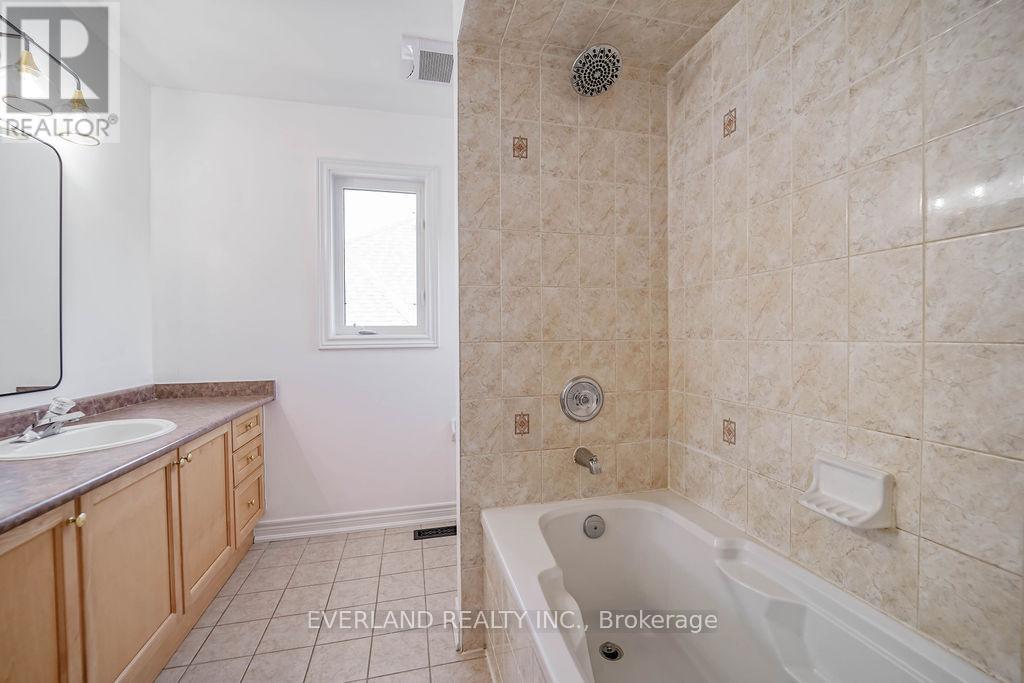 618 Foxcroft Boulevard, Newmarket, Ontario  L3X 1N4 - Photo 32 - N12498892