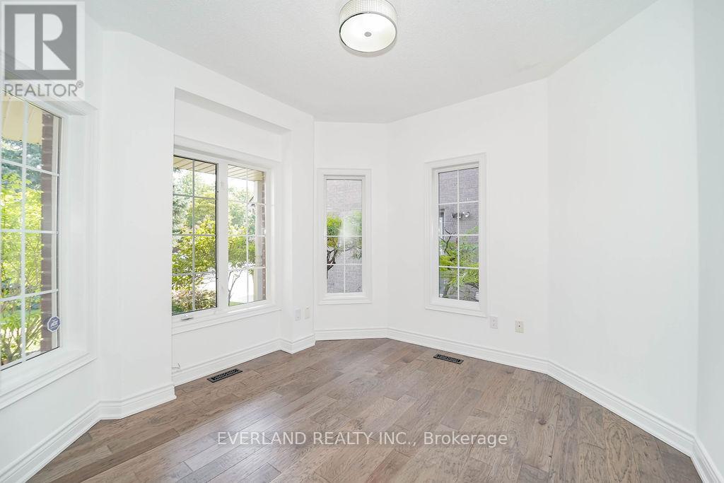 618 Foxcroft Boulevard, Newmarket, Ontario  L3X 1N4 - Photo 8 - N12498892