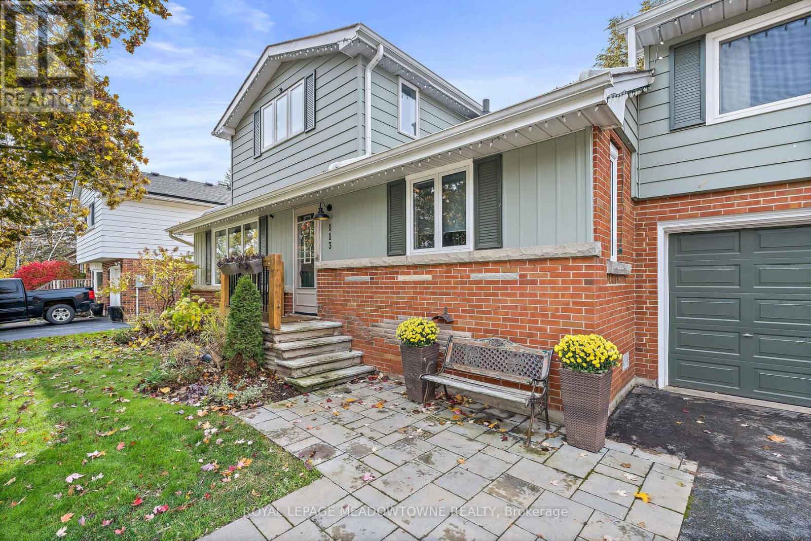 113 Elizabeth Drive, Halton Hills, Ontario  L7J 1B6 - Photo 2 - W12498888