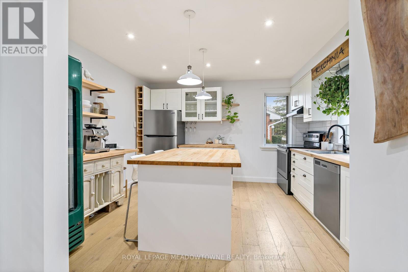 113 Elizabeth Drive, Halton Hills, Ontario  L7J 1B6 - Photo 4 - W12498888