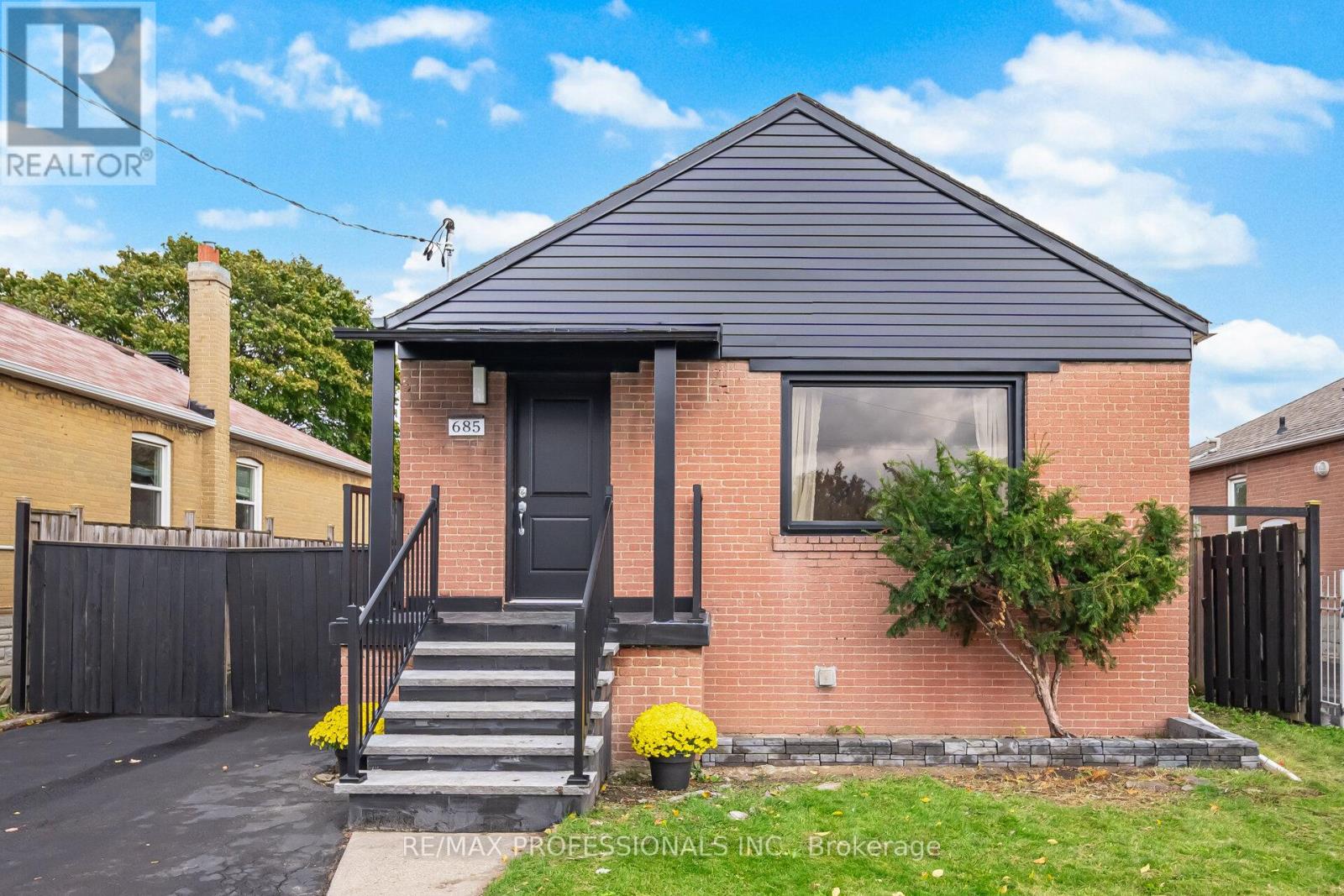 685 Kipling Avenue, Toronto, Ontario  M8Z 5G4 - Photo 2 - W12498932