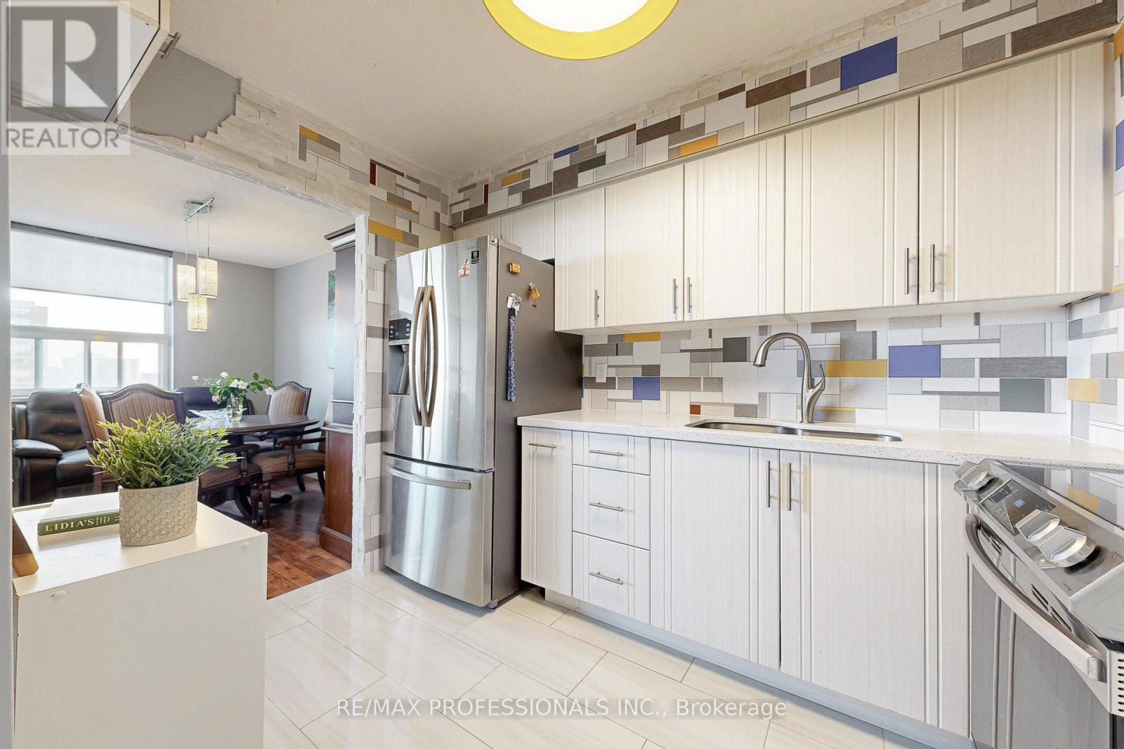 907 - 151 La Rose Avenue, Toronto, Ontario  M9P 1B3 - Photo 10 - W12498946