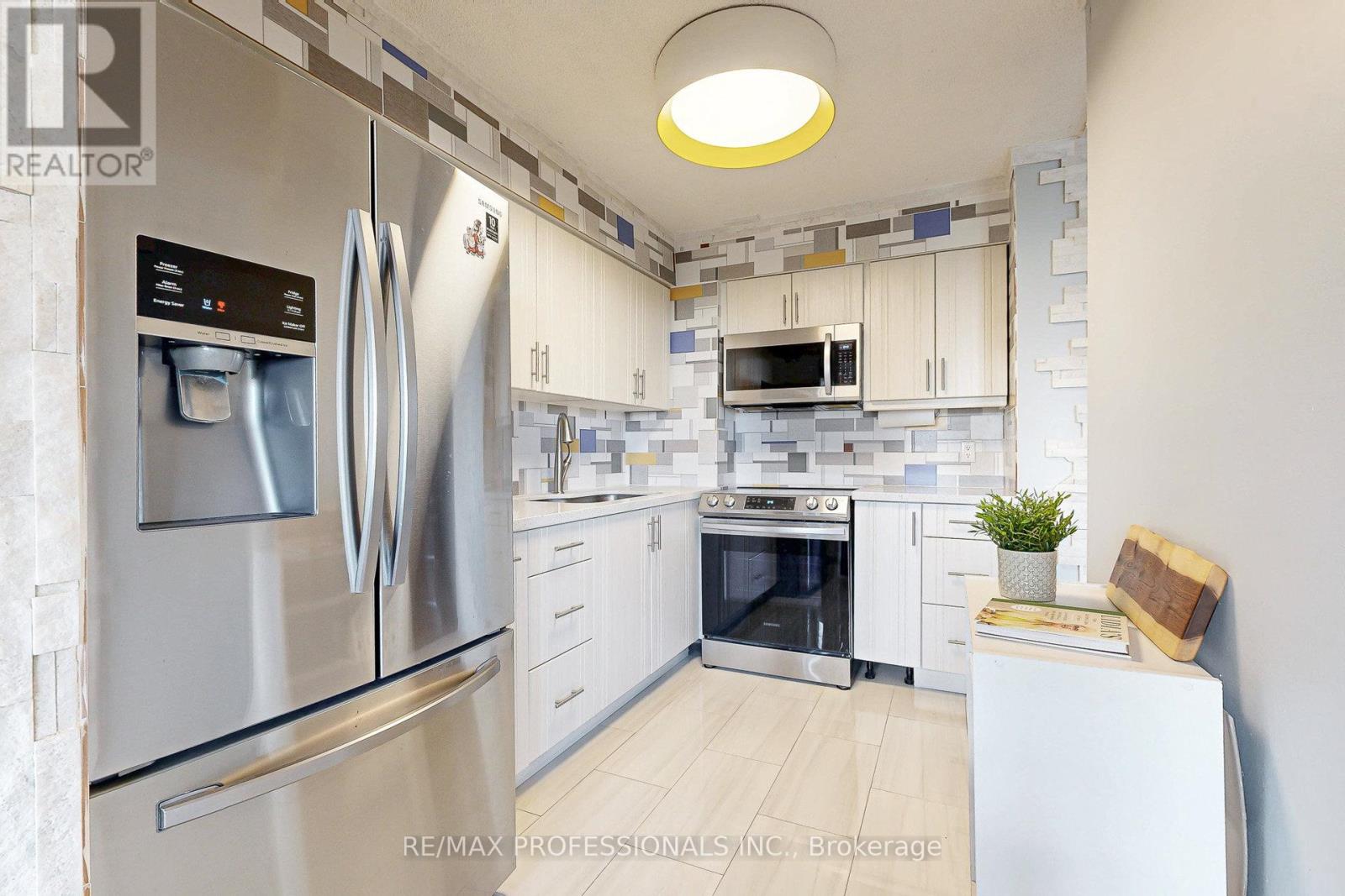 907 - 151 La Rose Avenue, Toronto, Ontario  M9P 1B3 - Photo 11 - W12498946