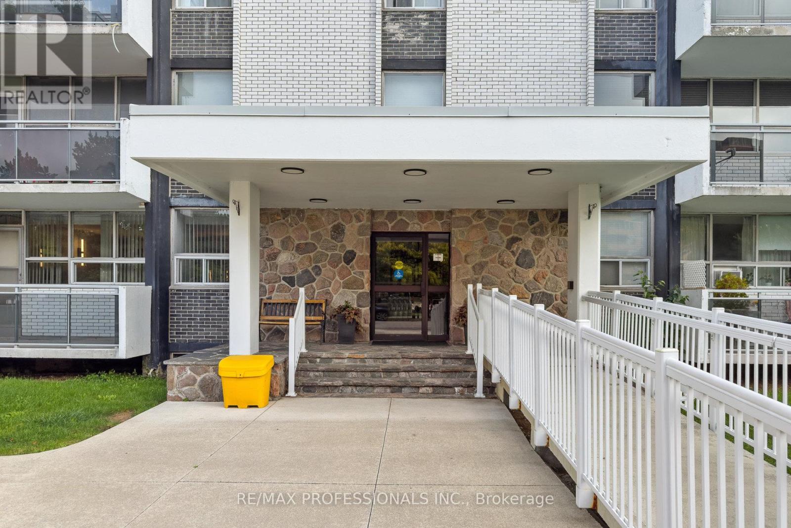 907 - 151 La Rose Avenue, Toronto, Ontario  M9P 1B3 - Photo 20 - W12498946